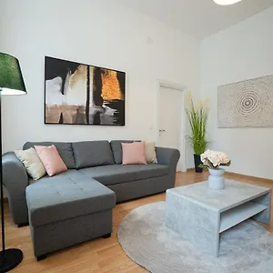 In The Area. 5 Minute's Walk To The Danube. Appartamento